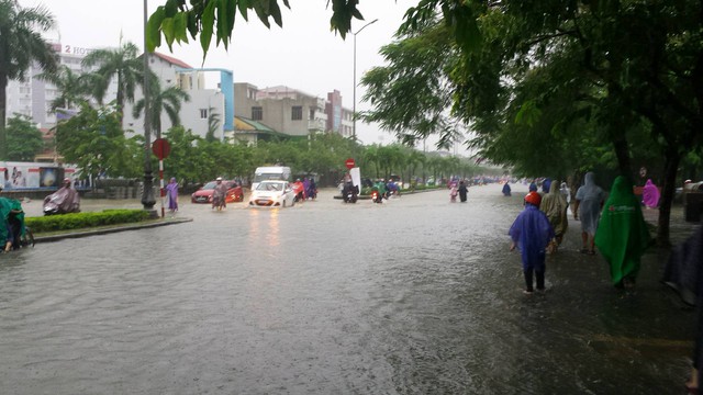 
Nhiều tuyến đường như Hùng Vương, Lê Qúy Đôn, Đống Đa,... ngập nặng sau mưa lớn khiến giao thông đi lại khó khăn. Ảnh: Lê Chung
