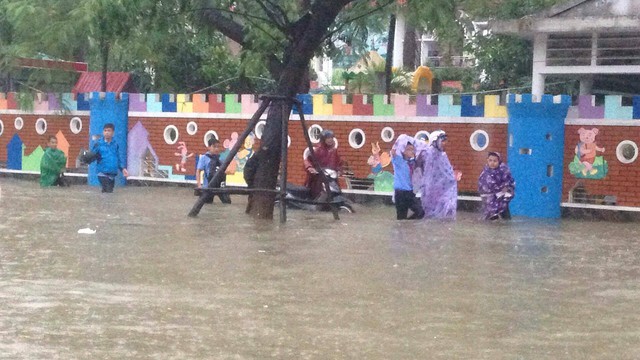 
Hành trình trở về nhà của người dân thành phố xanh thêm gian nan vì mưa lớn làm ngập đường...
