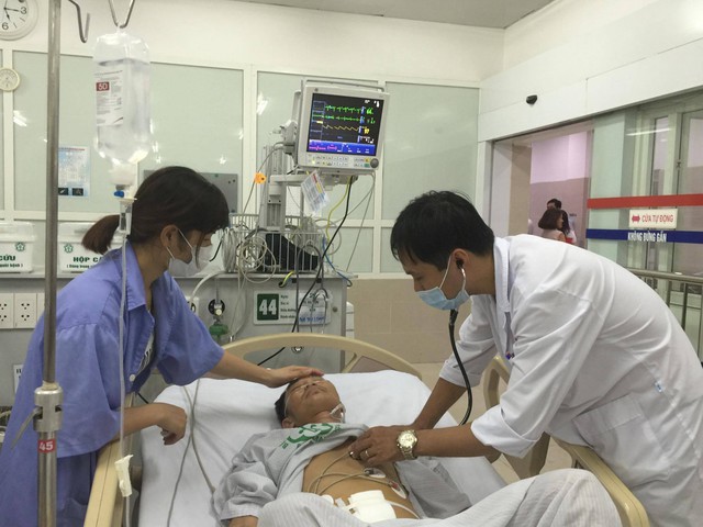 
Bệnh nhân đang được điều trị tại khoa Cấp cứu, Bệnh viện Bạch Mai. Ảnh: V.Thu
