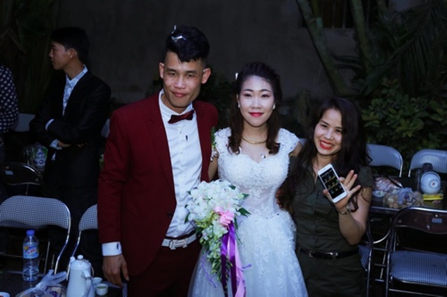 
Tối nay (9/4), diễn viên hài Hiệp Gà đã đưa cô dâu Diệu Thúy về nhà tại thôn Tiên Cầu, xã Hiệp Cường, huyện Kim Động, tỉnh Hưng Yên.
