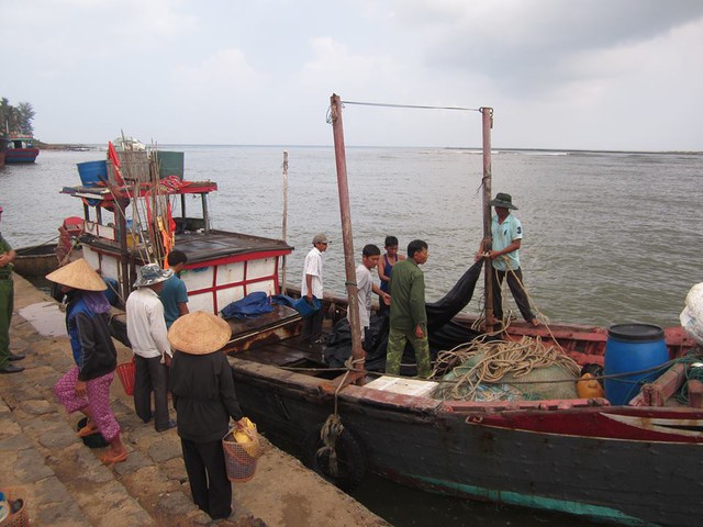 
Chiếc thuyền câu mà 7 ngư dân dũng cảm dùng để cứu những người bị nạn trên tàu Cửa Tùng 01. Ảnh: Lê Chung
