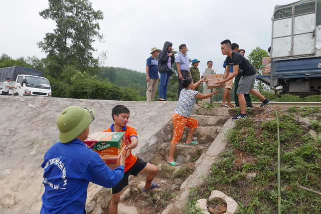 Mì tôm và các nhu yếu phẩm đã đến xã Phương Điền, Hương Khê, Hà Tĩnh. Ảnh: Minh Yến