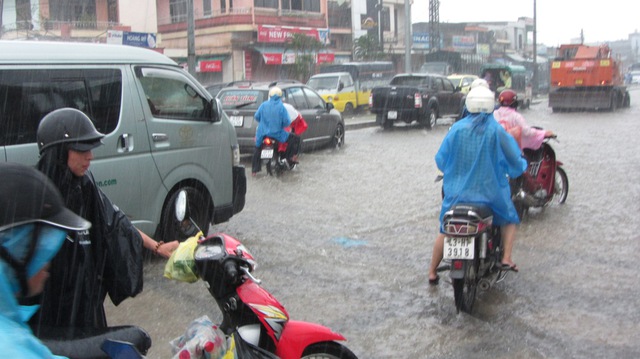 
Lo ngại áp thấp nhiệt đới mạnh lên thành bão, Sở GD&ĐT TP Đà Nẵng cho học sinh nghỉ học vào ngày mai 13/9. Ảnh: Đức Hoàng
