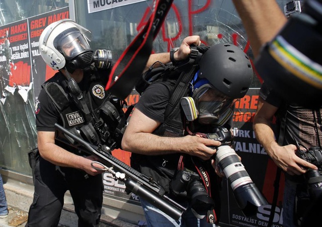 
Một cảnh sát Thổ Nhĩ Kỳ đang túm cổ nhiếp ảnh gia trong cuộc biểu tình ở Quảng trường Taksim, Istanbul ngày 11/6/2013.

