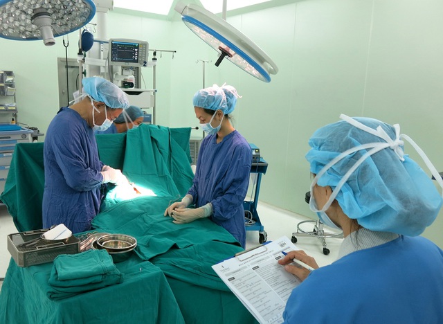 Trước phẫu thuật, kíp mổ tại Vinmec phải thông qua bảng kiểm phòng mổ nhằm phòng tránh tối đa sai sót trong phẫu thuật, đảm bảo an toàn cho người bệnh.