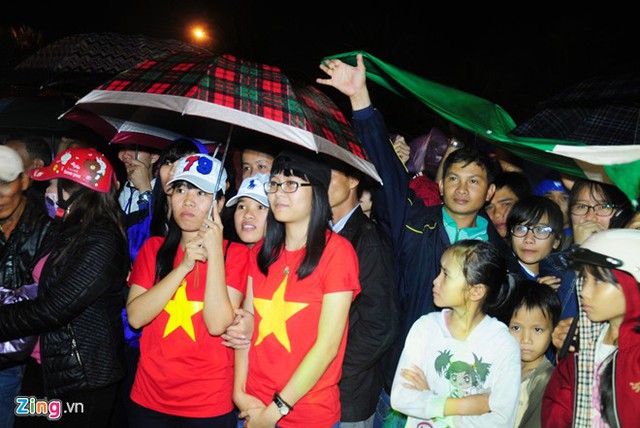 Thành phố Đà Nẵng có mưa ngay từ 18h tối. Nhiều bạn trẻ không quản ngại vất vả, che ô, mang vải bạt ra ven biển chờ đón xem pháo hoa ngay từ sớm. Ảnh: Minh Hoàng.