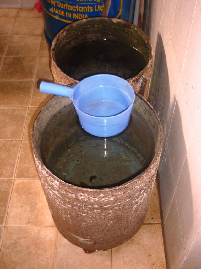 
Chỗ nào không có bể thì dùng thùng phuy làm đồ chứa nước.
