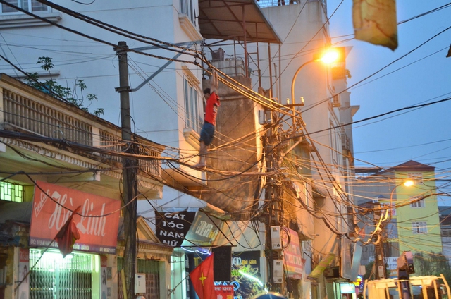 
Cảnh tượng người nhện đu trên dây điện ở đường Khương Đình.
