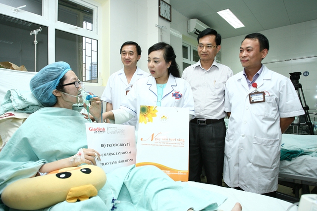 
Bộ trưởng Bộ Y tế cùng lãnh đạo Bệnh viện K, TS Lê Cảnh Nhạc - đại diện chuyên mục vòng tay nhân ái (thứ 2 bên phải) trao tiền cho sản phụ Trâm. Ảnh Chí Cường
