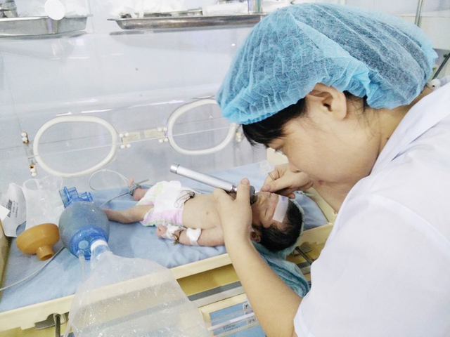 Bệnh nhi S được điều trị và chăm sóc đặc biệt tại phòng Đơn nguyên sơ sinh khoa Nhi, Bệnh viện đa khoa tỉnh