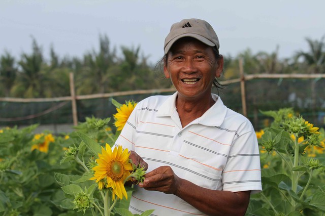 Đam mê và trồng loài hoa này hơn 20 năm nay, ông Vũ cho biết chưa năm nào ông mất mùa, năm nào cũng bán được giá...