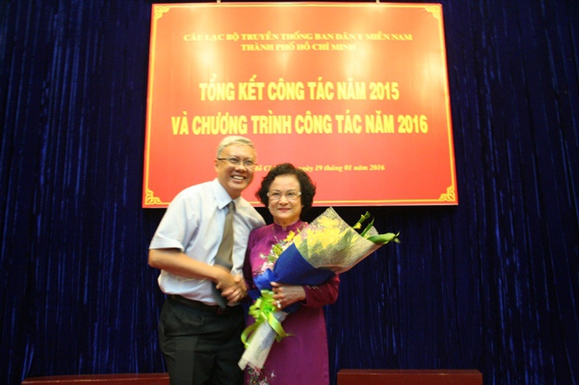 Phó Viện trưởng Viện Pasteur-KS Nguyễn Văn Hải, tặng hoa Chủ nhiệm CLB-PGS.TS Trần Thị Trung Chiến, cựu Bộ trưởng Y tế.