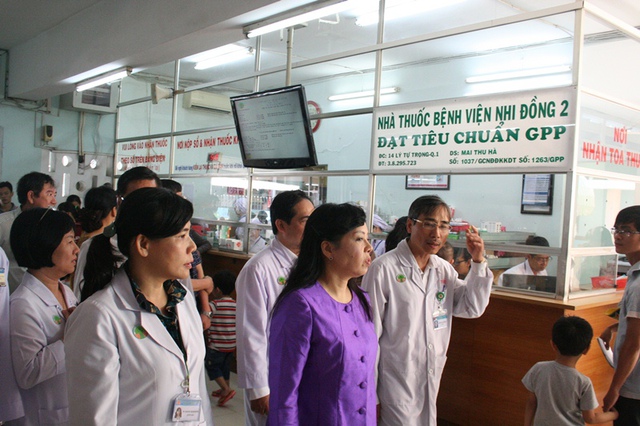 Bộ trưởng Y tế Nguyễn Thị Kim Tiến thăm khu vực khám bệnh tại BV Nhi Đồng 2.