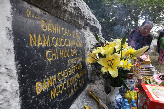 Trên gò Đống Đa người dân thắp hương tưởng nhớ và ghi nhớ lời nói của vua Quang Trung được khắc trên tấm bia đá