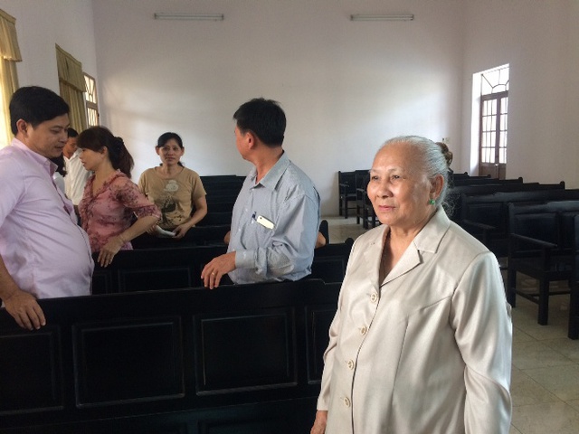 
Bà Nguyễn Thị Trường có mặt tại phiên tòa từ sáng sớm. Ảnh : Chí Thạch
