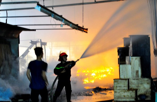 
Lực lượng chức năng tiến hành phun nước chữa cháy.
