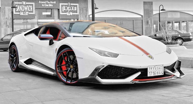 
Một mẫu Lamborghini Huracan màu trắng.
