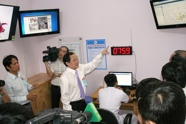 Lãnh đạo BV Q.Thủ Đức - BS Nguyễn Minh Quân, giới thiệu hệ thống định vị GPS cùng bản đồ số có bản quyền được đơn vị này thiết lập giúp điều hành trạm vệ tinh cấp cứu 115 hiệu quả hơn.