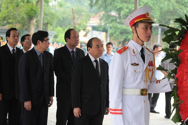 Thủ tướng Nguyễn Xuân Phúc đại diện Chính phủ viếng các liệt sĩ.