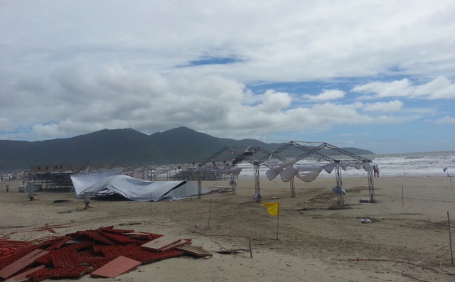 
Nhiều công trình chuẩn bị cho ABG5 tại Công viên Biển Đông, bãi biển Phạm Văn Đồng bị hư hỏng do ảnh hưởng của cơn bão số 4. Tuy nhiên, con số thiệt hại chưa được Đà Nẵng công bố. Ảnh: Đức Hoàng
