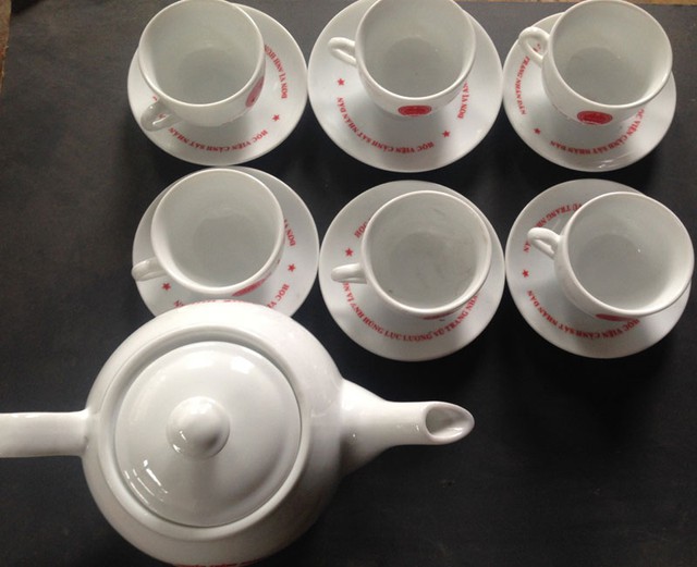 
Bộ ấm ch&eacute;n bố mẹ chồng chị tặng nh&agrave; th&ocirc;ng gia (Ảnh do độc giả cung cấp)
