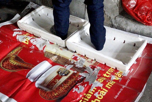 Những mảnh bạt được trải ra làm đệm, mảnh xốp làm gối