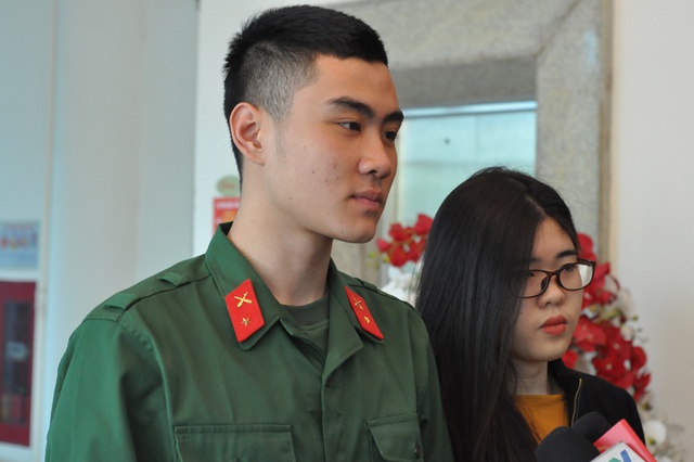 Câu chuyện của tân binh Việt Anh và vợ khiến nhiều người xúc động.