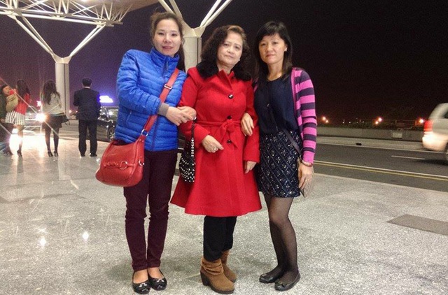 
Chị Thu Trang (áo xanh) chụp ảnh cùng bà Hạnh và chị Vân. Ảnh: NVCC
