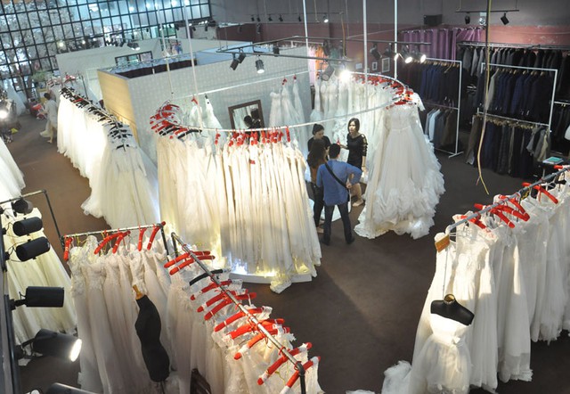 Hiện cô gái sinh năm 1992 người Hà Nội đã có trong tay xưởng váy rộng 800m2 với 3000 váy cưới, áo dài và 300 áo vest. (Ảnh: Văn Chung).