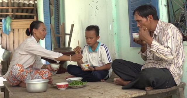 Hoàn cảnh gia đình của em rất khó khăn, ba mẹ đều đi làm mướn. Ảnh: Cắt từ clip