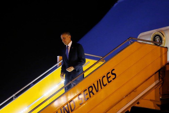Tổng thống  Mỹ Obama tới sân bay Nội Bài tối qua. Ảnh: Reuters