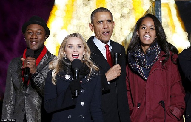 
Tổng thống Obama hát cùng ca sĩ Aloe Blacc, nữ diễn viên Reese Witherspoon cùng 2 con gái trong dịp Giáng sinh 2015.
