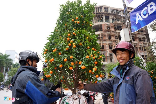 Những chủ phương tiện vui mừng vì công việc cho thu nhập bạc triệu mỗi ngày dịp cận Tết. Ảnh: Nguyễn Dương.