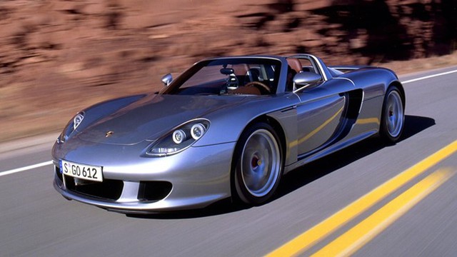 
Có cùng tốc độ cực đại 330 km/h là người anh em Porsche Carrera GT. Đây là một trong những mẫu xe huyền thoại khiến nhiều người vẫn lầm tưởng Porsche là một hãng siêu xe, trong khi nhà sản xuất nước Đức chỉ là một nhà sản xuất xe thể thao hạng sang. Ra đời năm 2004 nhưng Carrera GT đã giành danh hiệu siêu xe bán chạy nhất lịch sử vào khoảng 2 năm sau đó, trước khi chính thức bị khai tử.
