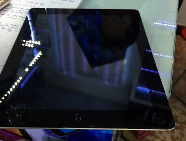 iPad do Tín giật từ tay con gái của bà Tâm - Ảnh: Nguyên Bảo