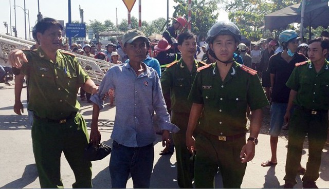 Thanh ni&ecirc;n được giải cứu an to&agrave;n.&nbsp;Ảnh: Nguy&ecirc;n Hải.