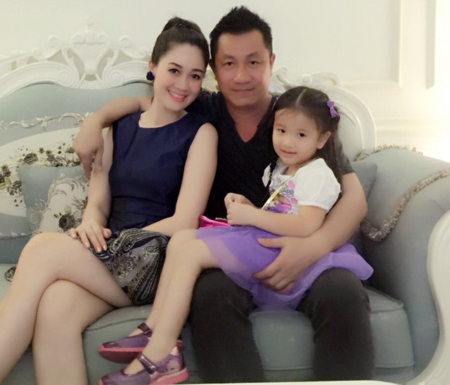 
Gia đình hạnh phúc hiện tại của Đàm Lưu Ly và ông xã doanh nhân. Ảnh: NVCC

