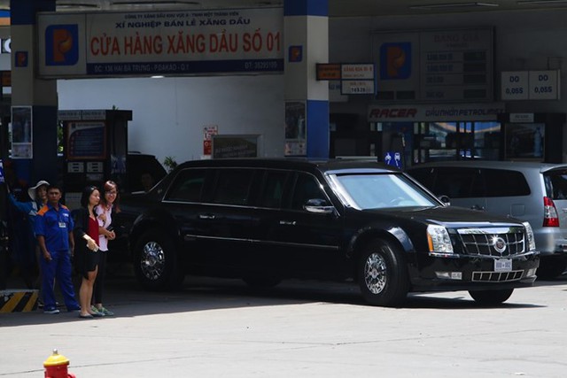 Đổ xăng cho các máy bay, ôtô theo đoàn là một trong số ít. Trưa 23/5, một chiếc Cadillac One của Tổng thống Mỹ Barack Obama rời tòa nhà tổng lãnh sự Mỹ để nạp nhiên liệu tại cây xăng dầu góc ngã 4 đường Trần Cao Vân - Hai Bà Trưng, Q.1, TP HCM. Ảnh: Hải An.