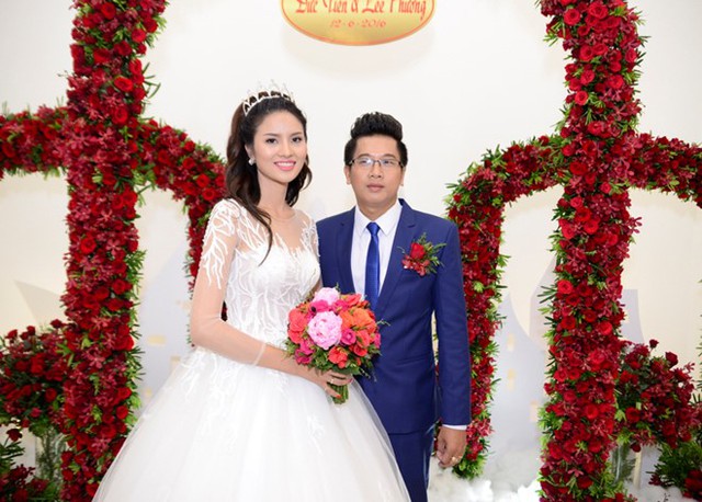 
Trong ảnh, chân dài 9X chụp ảnh lưu niệm cùng chồng trước cổng hoa. Lê Thị Phương cho biết, cô và ông xã lên ý tưởng tổ chức tiệc cưới với chi phí vừa túi tiền chứ không chú trọng hình thức như nhiều người đẹp trong showbiz.

