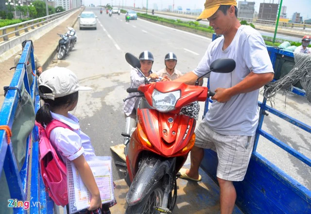 
Anh Nguyễn Đình Tuấn (trú tầng 19 tòa HH2) cho biết, cơn mưa lớn kéo dài đêm 24, rạng sáng 25/5 khiến tòa nhà anh ở bị ngập sâu hơn 1 m. Nước bao vây suốt hơn một ngày khiến cuộc sống của cư dân đảo lộn.
