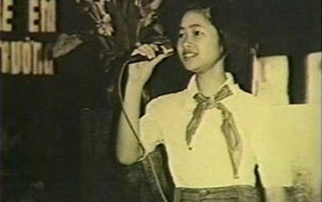 
Hồng Nhung sinh ng&agrave;y 15/3/1970. Năm 10 tuổi, Hồng Nhung thi tuyển v&agrave;o đội Họa mi của cung Văn h&oacute;a Thiếu nhi H&agrave; Nội. Năm 11 tuổi, c&ocirc; được tới Đ&agrave;i Tiếng n&oacute;i Việt Nam thu &acirc;m b&agrave;i h&aacute;t đầu ti&ecirc;n Lời ch&agrave;o của em.
