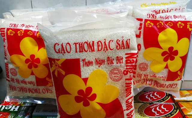 Những bao b&igrave; gạo c&oacute; dấu mộc quảng b&aacute; gạo sạch nhưng kh&ocirc;ng ghi nguồn gốc, xuất xứ - Ảnh: Th&uacute;y Hằng