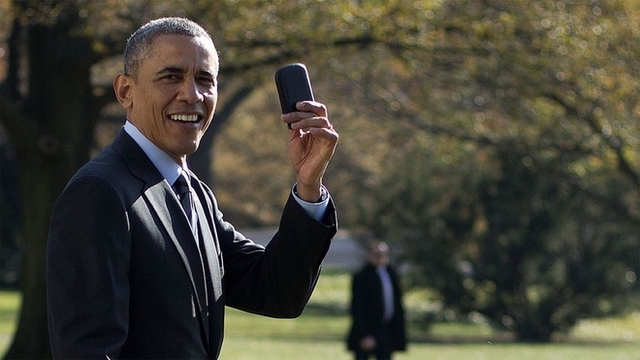 
Hồi tháng 11/2014, Tổng thống Mỹ lên chiếc Marine One nhưng ngay sau đó bất ngờ rời khỏi trực thăng và vội vã quay lại Nhà Trắng. Trước sự ngạc nhiên của các phóng viên, Obama giải thích: Tôi quên một thứ. Khi xuất hiện trở lại, ông giơ điện thoại lên và nói: Đó là chiếc BlackBerry. Các bạn từng quên mang theo thứ gì chưa?.
