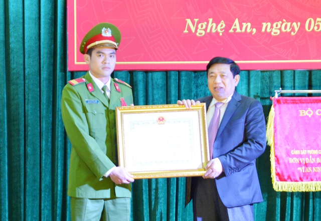 Thừa ủy quyền của Chủ tịch Nước, Chủ tịch UBND tỉnh Nghệ An Nguyễn Xuân Đường trao Huân chương dũng cảm cho Đoàn Khánh Linh.