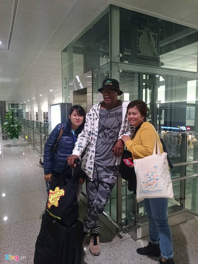 Nhiều người hâm mộ tại sân bay Nội Bài lập tức nhận ra tài tử da màu. Nam diễn viên 67 tuổi rất thân thiện và không từ chối chụp ảnh lưu niệm chung.