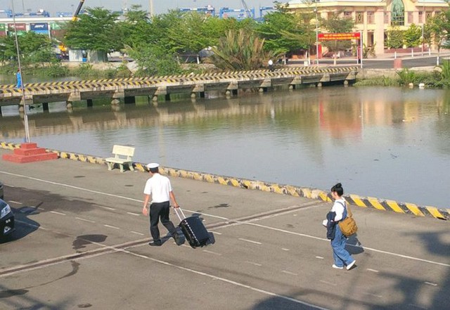 
Hình ảnh NSND Lan Hương rời tàu về đất liền vì lý do sức khoẻ. Ảnh: TL.
