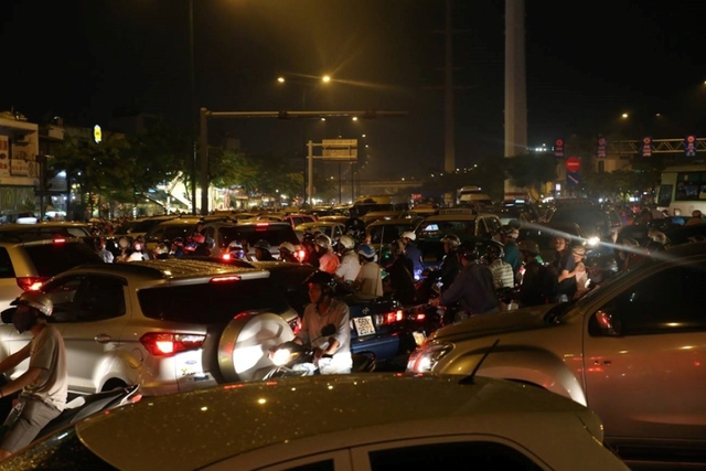 Nhiều xe máy chen giữa xe ôtô lại càng gây kẹt xe trên đường Phạm Văn Đồng nghiêm trọng hơn. Ảnh: Hải An.