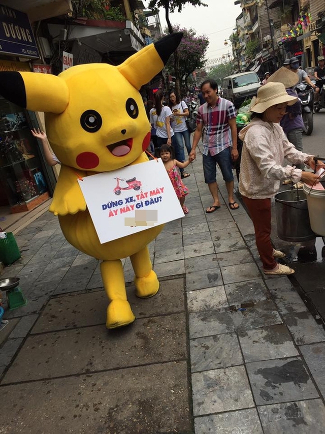  Bộ trang phục Pikachu thu hút rất nhiều người đi đường - (Ảnh: Facebook)