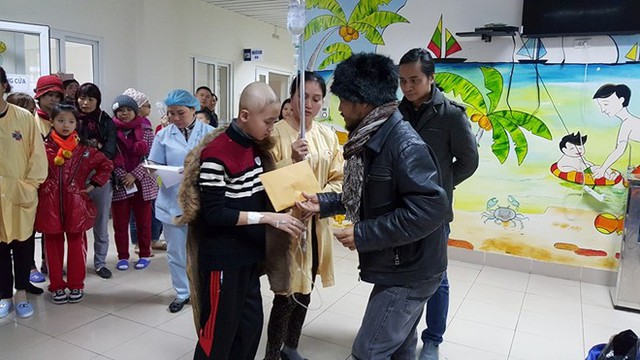 Rocker Trần Lập cùng người bạn thân là tay guitar Tuấn Hùng đích thân trao tặng các phần quà ý nghĩa cho các bệnh nhi gặp hoàn cảnh khó khăn.