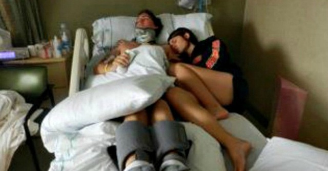 
Ai ngờ tai nạn ập đến, Matt rơi vào hôn mê sâu và có khả năng không thể tỉnh dậy được nữa. Thế nhưng, Danielle đã luôn ở bên cạnh chăm sóc anh, cầu nguyện cho anh mau chóng hồi phục.

